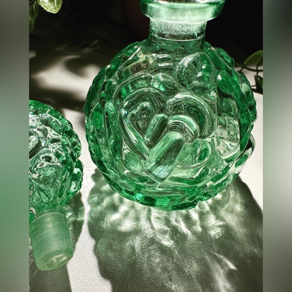 Vintage 1960s I. W. Rice & Co. Green Glass Rose Perfume Bottle w/ Stopper - Picture 3 of 7